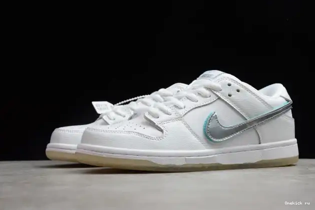 Tbkicks White SB BV1310-100 Diamond Nike Diamond Supply Co Dunk Low 0212