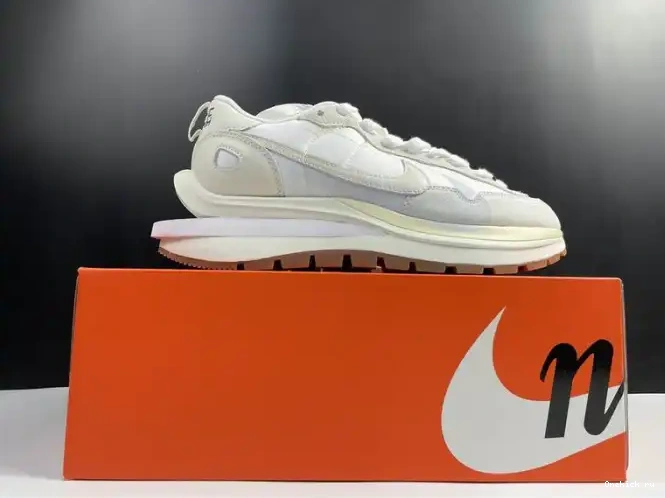 Reps VAPORWAFFLE DD1875-100 NIKE WHITE SACAI 0219