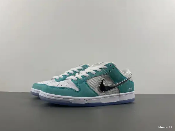 Onekick FD2562-400 April Dunk Nike Low SB Skateboards 0225